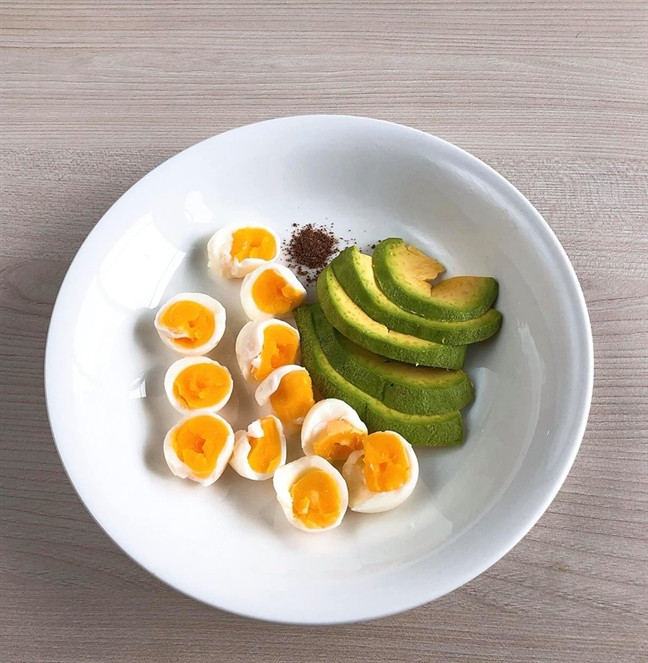 “Ngọc nữ” còn bật mí cách luộc trứng lòng đào thơm ngon: chỉ cần đun trong 4 phút là có thể sử dụng được. Ăn kèm với bơ tươi là sự lựa chọn hoàn hảo cho bữa sáng gọn nhẹ, phù hợp với các nàng bận rộn, không có nhiều thời gian nấu nướng.