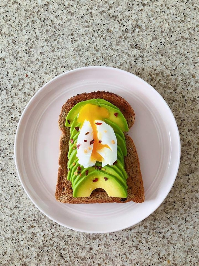 Quả bơ là một trong những nguyên liệu thường xuyên xuất hiện trong thực đơn ăn uống của Hà Tăng. Ưu điểm của loại trái cây này là nhiều chất béo không bão hòa, giúp no lâu mà không làm tăng cân nên nàng ”ngọc nữ” sử dụng rất nhiều.