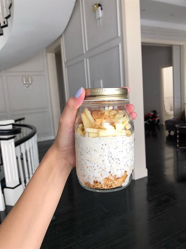 Các món ăn nhẹ giúp làm giảm cảm giác thèm ăn như bánh Granola hay táo tươi cùng hạt chia với ngũ cốc được cô tìm hiểu và tự chế biến. Công thức này giúp hạn chế tối đa tiêu thụ các món ăn sẵn, đóng gói…