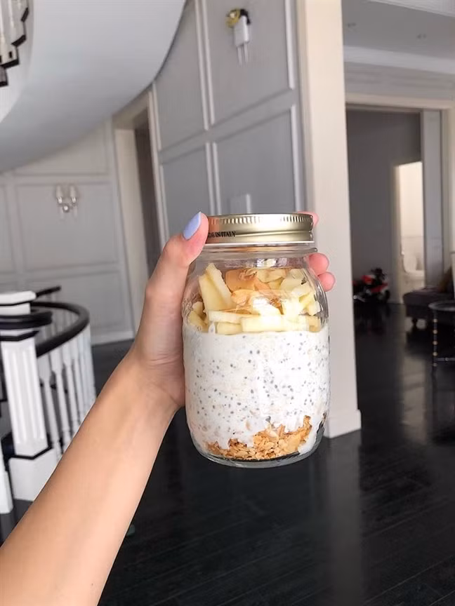 Các món ăn nhẹ giúp làm giảm cảm giác thèm ăn như bánh Granola hay táo tươi cùng hạt chia với ngũ cốc được cô tìm hiểu và tự chế biến. Công thức này giúp hạn chế tối đa tiêu thụ các món ăn sẵn, đóng gói…