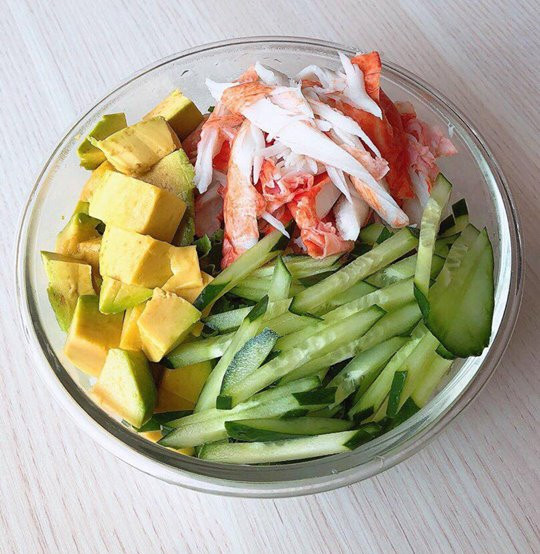 Salad càng cua kết hợp với dưa leo và quả bơ đơn giản, dễ làm dùng cho cả bữa sáng và bữa trưa.