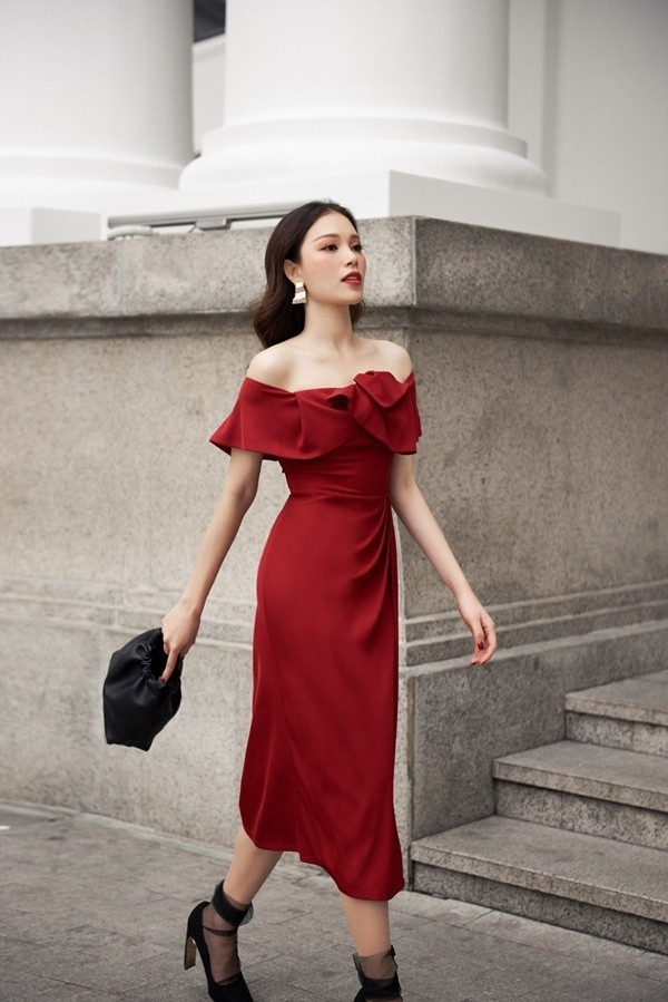 Người đẹp sinh năm 1993 lựa chọn chiếc váy đổ trễ vai với phần cổ bèo để tôn lên vẻ đẹp thanh thuần, dịu dàng.