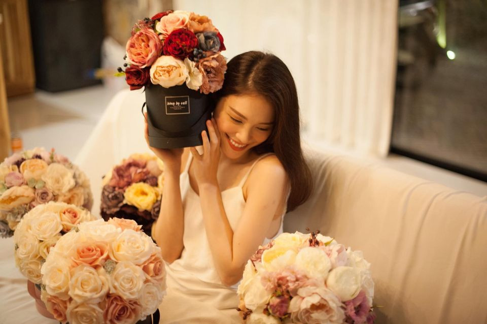 Linh Rin thường chọn những item có thiết kế đơn giản, màu sắc trang nhã, kết hợp cùng loạt phụ kiện đồng điệu tạo nên vẻ thanh lịch.