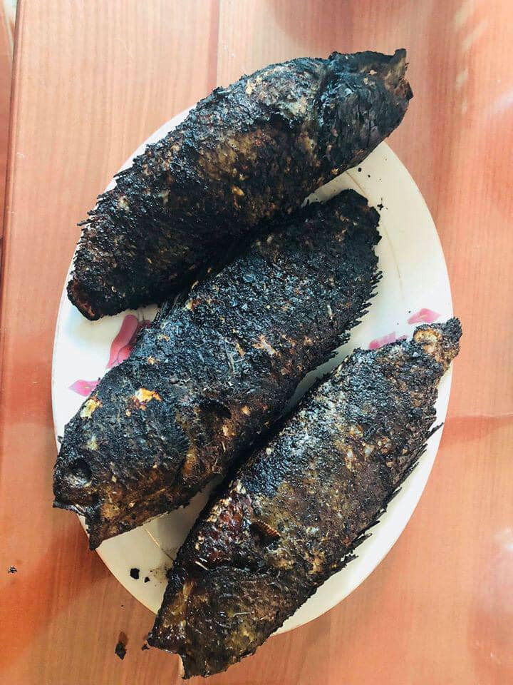 Món cá rán đen sì khiến dân mạng "cười lăn cười bò"