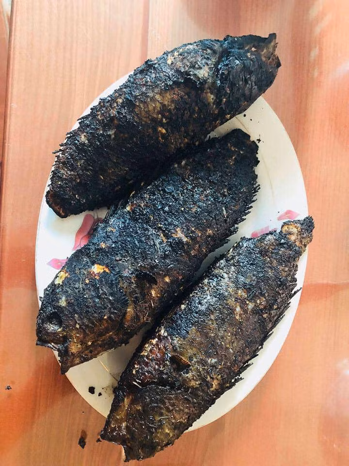 Món cá rán đen sì khiến dân mạng "cười lăn cười bò"