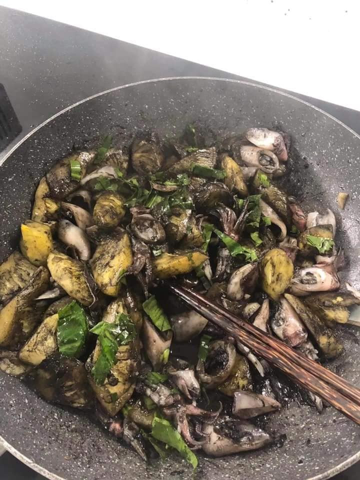 Nếu không nhìn kỹ thì hiếm ai nhận ra đây là món mực xào dứa quen thuộc.