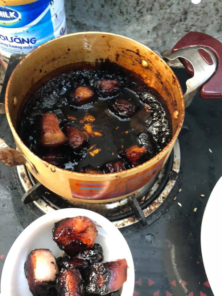 Dân mạng tá hỏa với nồi thịt kho "bóng đêm".