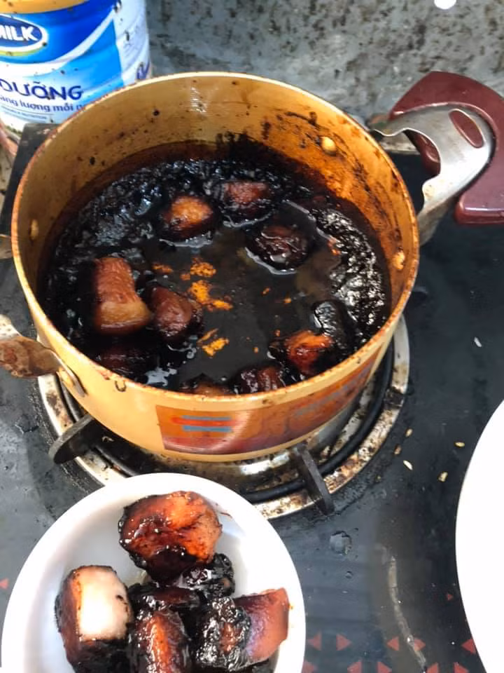 Dân mạng tá hỏa với nồi thịt kho "bóng đêm".
