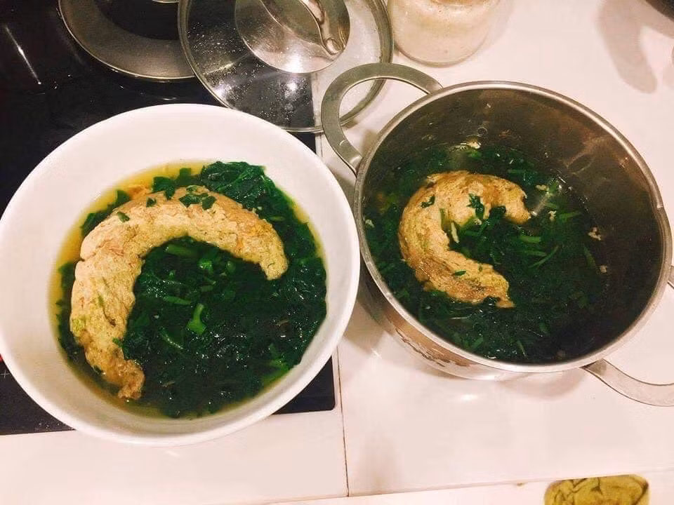 Hình ảnh những món ăn kinh dị trong hội "Ghét bếp, không nghiện nhà" đã mang đến tiếng cười sảng khoái cho mọi người bởi nó có tính giải trí rất cao trong những ngày dịch bệnh Covid-19 ảm đạm. Trong hình là món canh chua nấu thịt xay khiến nhiều người giật mình. 