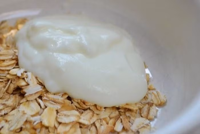 Làm sạch sâu lỗ chân lông: Trộn 1 muỗng canh bột yến mạch và 2 muỗng canh sữa chua. Nhẹ nhàng chà hỗn hợp này trên mặt theo chuyển động tròn. Để yên trong 30 phút rồi rửa sạch bằng nước ấm.