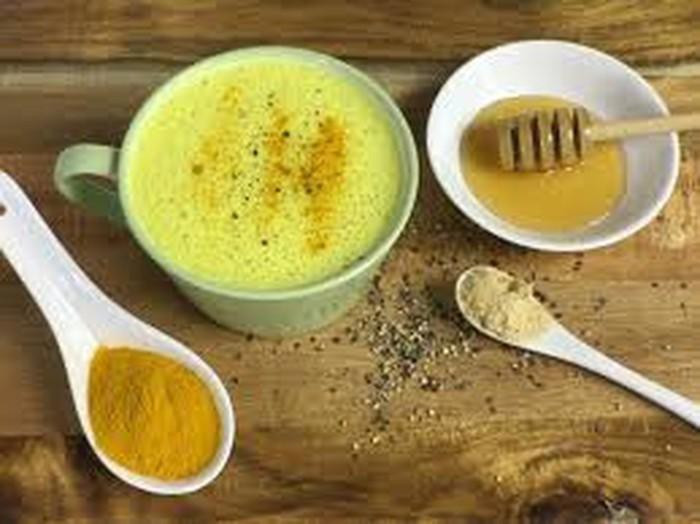 Da sáng khỏe nhờ mặt nạ sữa dừa và bột nghệ: Lấy 1 muỗng sữa dừa và 1 muỗng bột nghệ. Thoa lên khắp mặt và cổ rồi nhẹ nhàng massage theo chuyển động tròn vài phút. Rửa sạch sau 15 phút với nước lạnh.