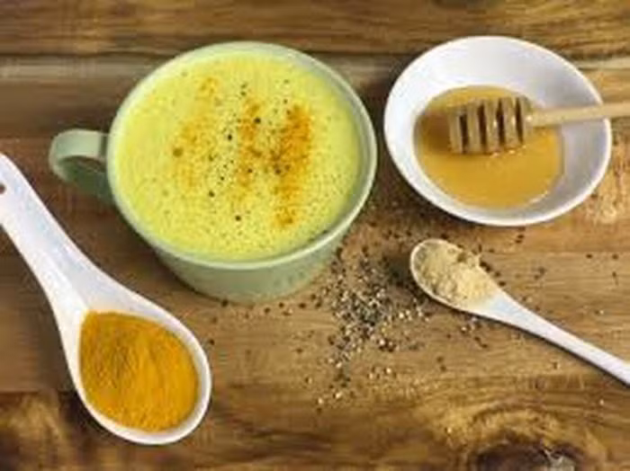 Da sáng khỏe nhờ mặt nạ sữa dừa và bột nghệ: Lấy 1 muỗng sữa dừa và 1 muỗng bột nghệ. Thoa lên khắp mặt và cổ rồi nhẹ nhàng massage theo chuyển động tròn vài phút. Rửa sạch sau 15 phút với nước lạnh.