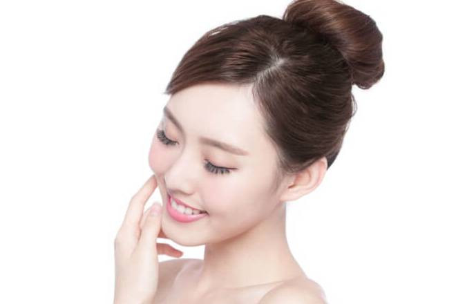 Mặt nạ dưỡng da trắng mịn với cà chua và sữa dừa: Trộn lẫn nước ép cà chua và sữa dừa vào một cái bát sạch. Áp dụng hỗn hợp này trên mặt và cổ. Để yên trong 10 phút và rửa sạch bằng nước bình thường.