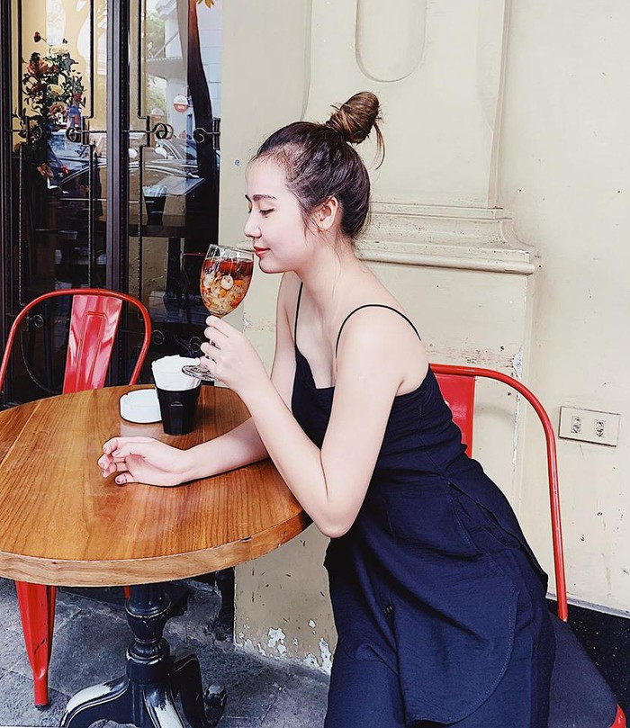 Sau khi ly hôn, Huyền Lizzie vẫn khiến công chúng ngưỡng mộ về sắc vóc và gu thời trang gợi cảm của mình.