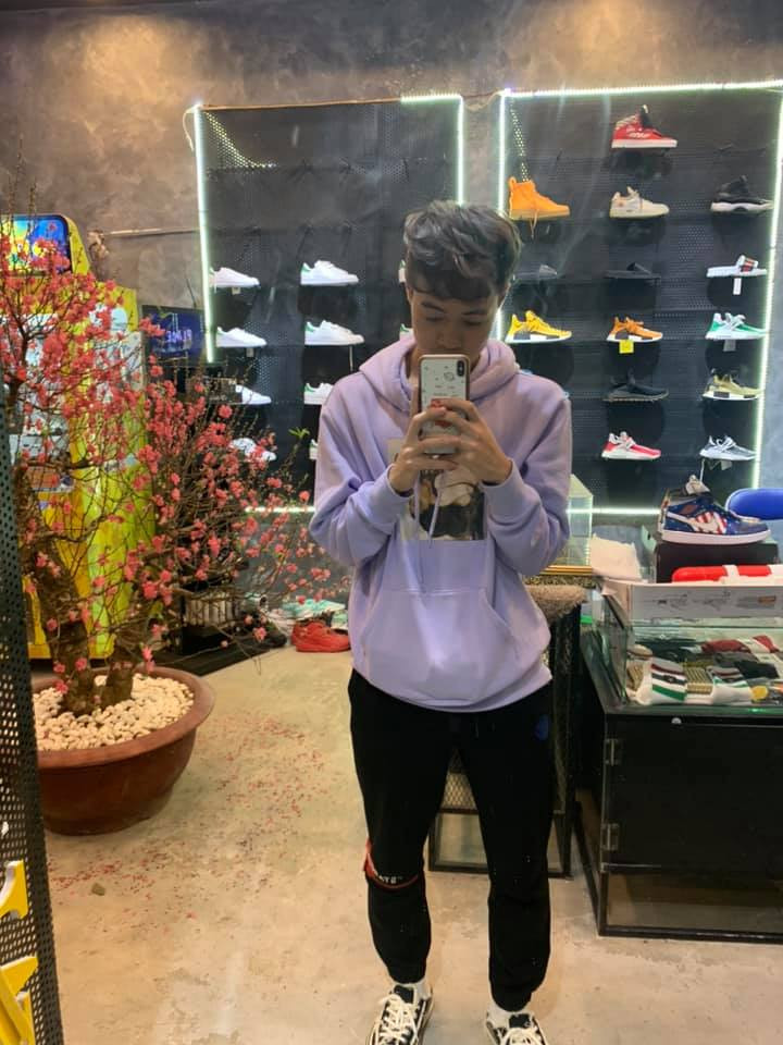 Kiểu tóc mới sành điệu của cầu thủ gốc Hải Dương được nhiều người khen là trẻ trung và thời thượng.