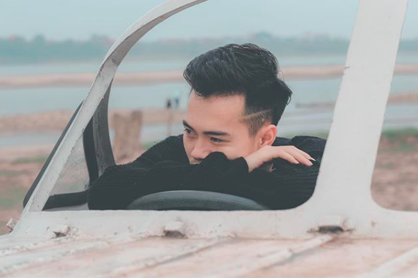 Mái tóc undercut khiến Văn Toàn trông như chàng lãng Hàn Quốc. Ảnh: Internet.