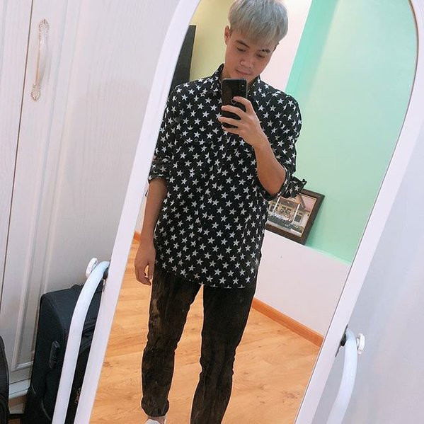 Cầu thủ gốc Hải Dương từng gây sốt cộng đồng mạng khi xuất hiện với mái tóc bạch kim trên sân cỏ.