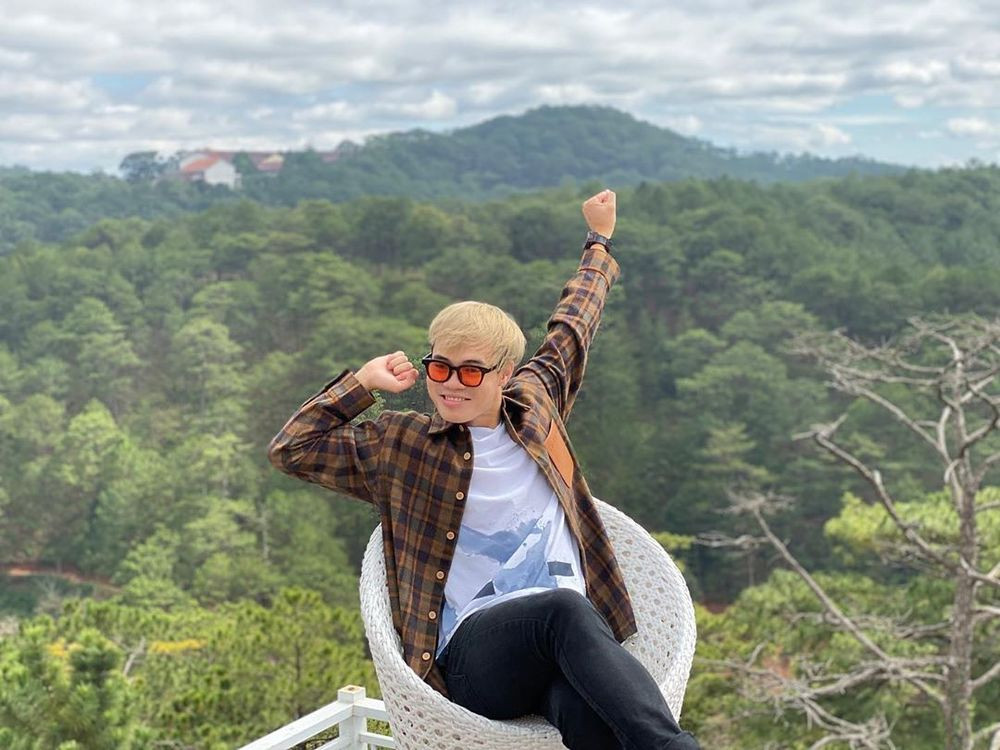 Không lâu trước khi làm tóc diện Tết, Văn Toàn đã gây ấn tượng khi nhuộm mái tóc vàng sáng cực nổi bật.