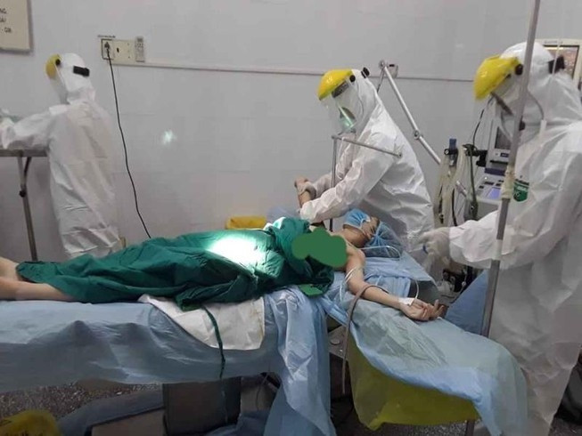 Gan 10 bac si cuu song san phu vo thai ngoai tu cung o khu cach ly COVID-19