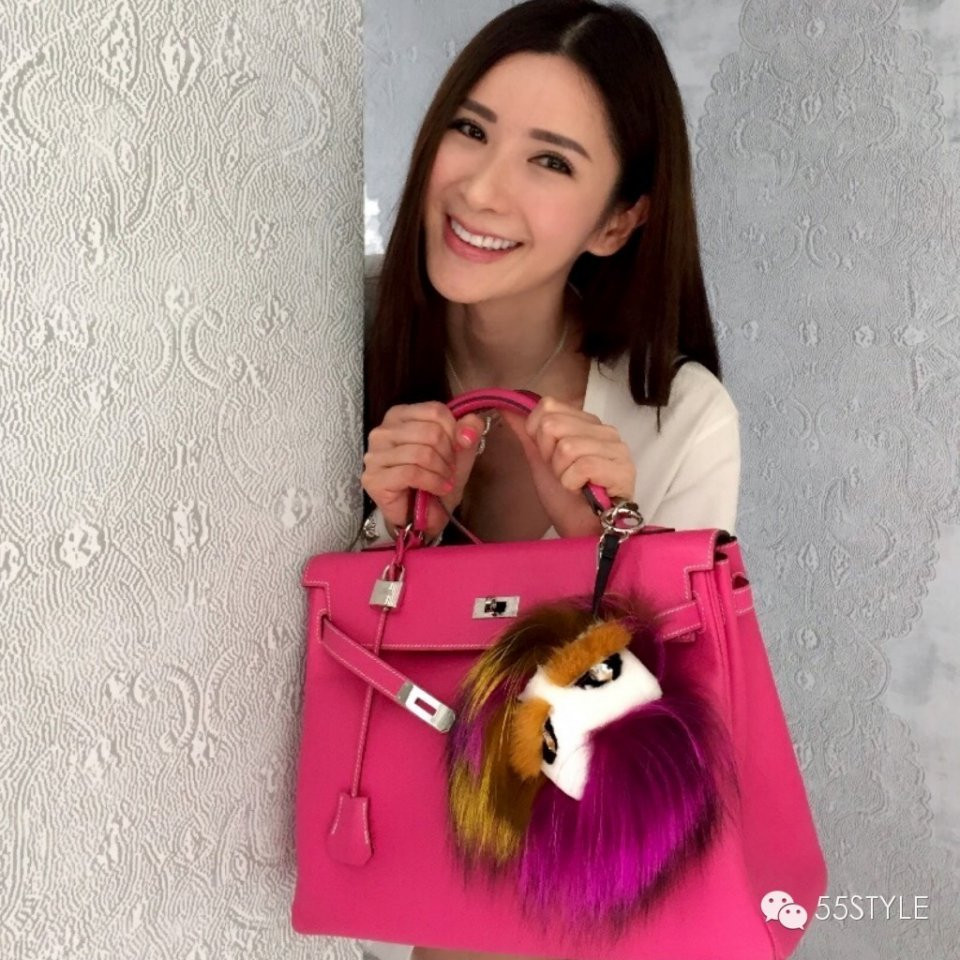 Nữ đại gia cũng cho thấy tình yêu to lớn với màu hồng khi không ngại chi tới tiền tấn mua đủ kiểu túi sắc hồng.