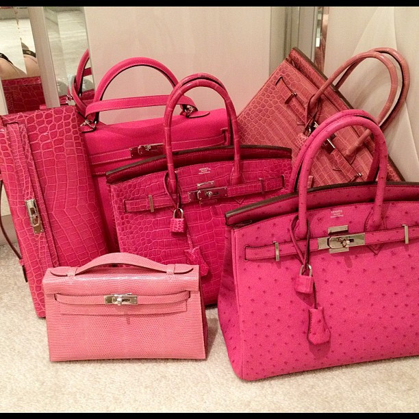 "Tôi rất thích màu sắc ấy: Một màu hồng hoàn hảo, màu hồng Jamie ưng ý. Ngay cả khi tôi không bị mê hoặc bởi kiểu dáng hay phong cách mà chiếc túi mang đến, tôi vẫn quyết định mua nó", người phụ nữ 47 tuổi bày tỏ trên trang cá nhân.