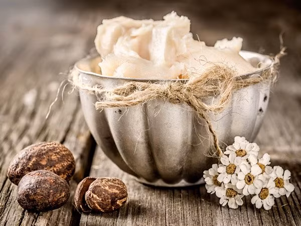 Bơ thuần chay: Bơ sữa giờ đây đã không còn là sản phẩm yêu thích. Thay vào đó, người ta sử dụng bơ thuần chay. Không giống như bơ thực vật là sự kết hợp của dầu thực vật và váng sữa, bơ thuần chay không chứa chất béo chuyển hóa. Hầu hết, các loại bơ được làm bằng dầu dừa hữu cơ và kem đều được lên men sống. Điều này không chỉ tốt cho sức khỏe của bạn mà còn cực thân thiện với môi trường.