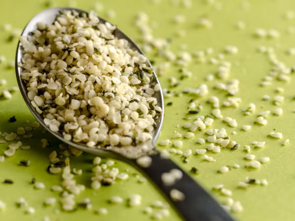 Hạt gai dầu: Cũng tương tự về hương vị, hạt gai dầu có thể ăn sống, nướng, rắc lên sữa chua hoặc sa lát hoặc nghiền thành bơ hạt. Một muỗng cà phê hạt cây gai dầu có 16% giá trị hàng ngày của bạn đối với phốt pho và magiê, 1 gram ALA (axit alpha-lipoic) và một ít chất xơ dưới 1 gram.