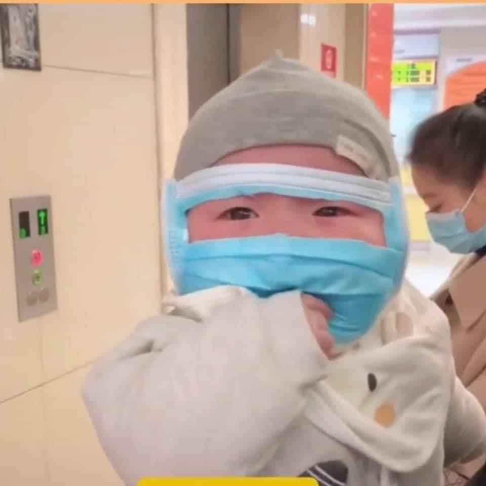 Gần đây, dân mạng thích thú và chia sẻ những hình ảnh của các em bé đeo khẩu trang cỡ lớn cực ngộ nghĩnh để phòng tránh Covid-19.