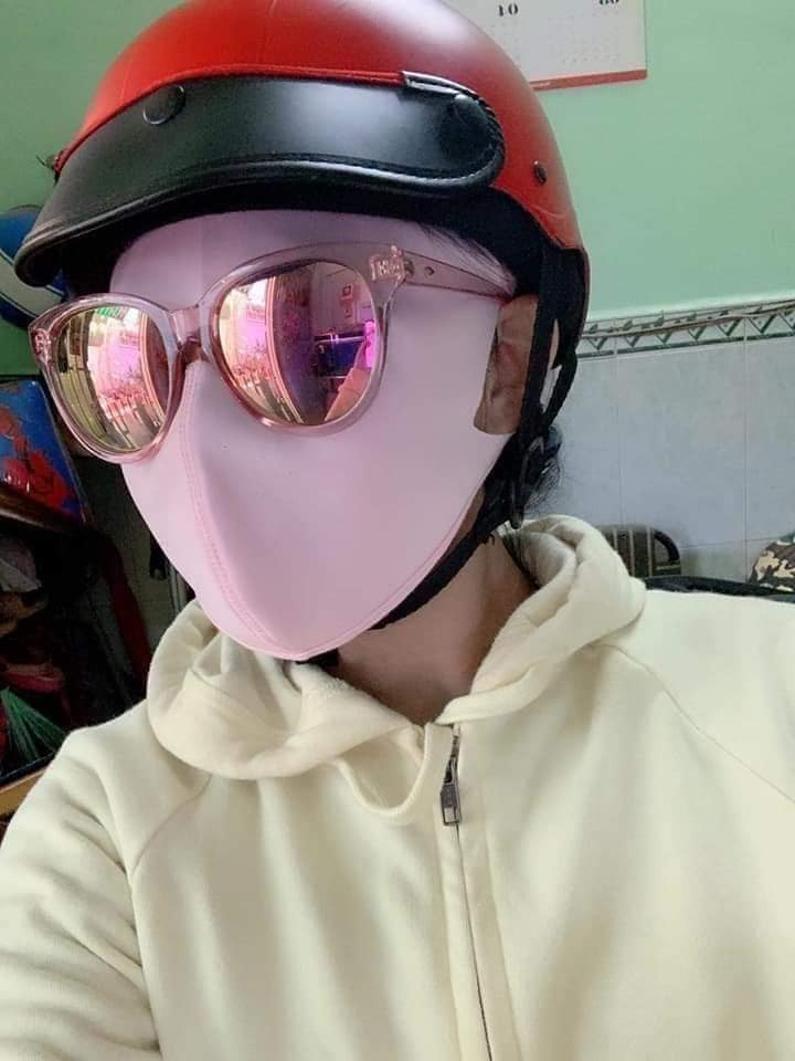 Những chị em đeo khẩu trang kín mít kèm cả cặp kính râm khiến không ai có thể nhận ra. Ảnh: FB.