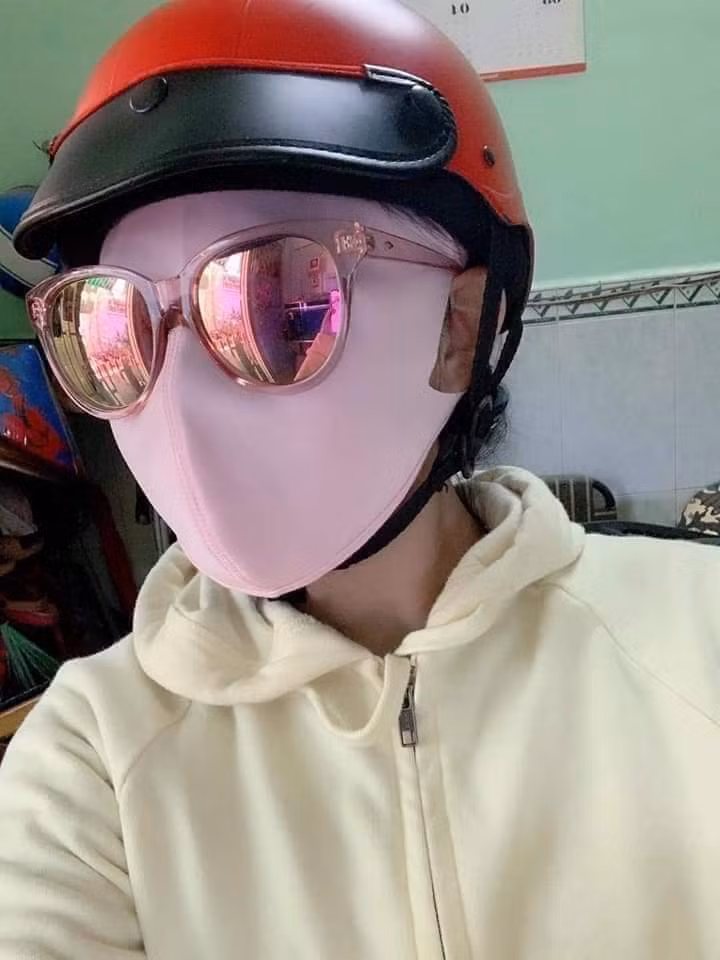 Những chị em đeo khẩu trang kín mít kèm cả cặp kính râm khiến không ai có thể nhận ra. Ảnh: FB.