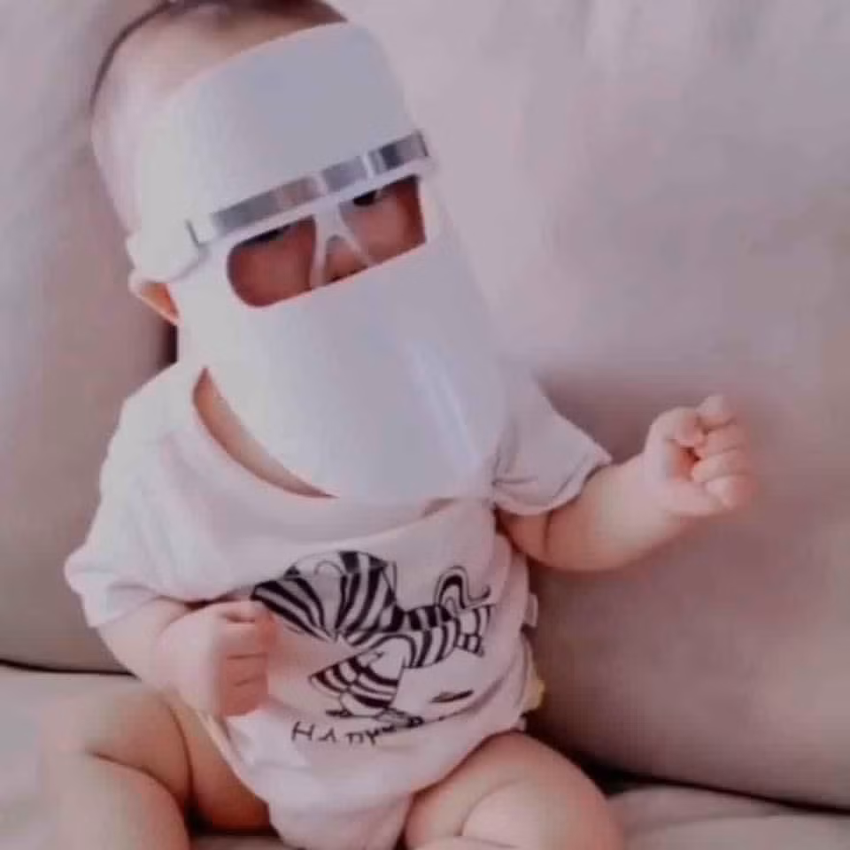 Nhiều cư dân mạng cho rằng hình ảnh những em bé đáng yêu phòng dịch khiến họ vui vẻ và đỡ lo về dịch bệnh hơn.