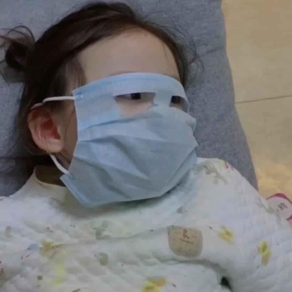 Em bé trông vô cùng đáng yêu trong chiếc khẩu trang người lớn này.