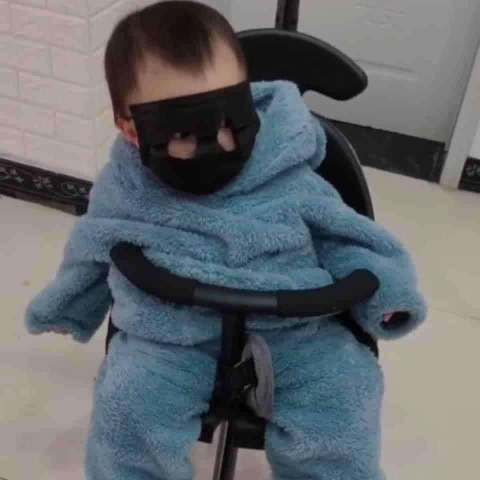 Dân mạng hết sức thích thú với cách đeo khẩu trang phòng dịch của các em bé hệt như Ninja Lead.