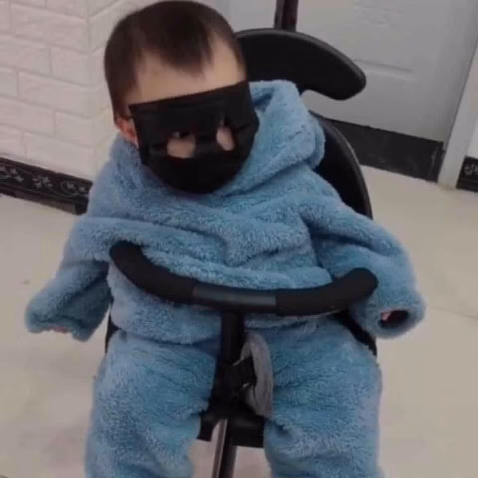 Dân mạng hết sức thích thú với cách đeo khẩu trang phòng dịch của các em bé hệt như Ninja Lead.