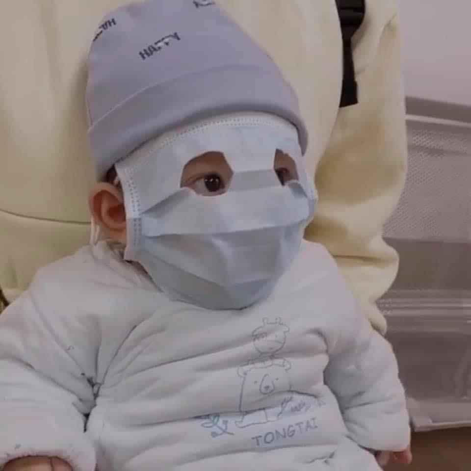 Điều đặc biệt khiến những tấm hình này nhanh chóng được lan truyền trên mạng là bởi là cách đeo khẩu trang cực kỳ ngộ nghĩnh của bố mẹ dành cho các em bé.