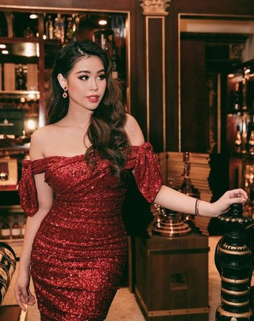 Không có chiều cao quá lý tưởng nhưng Tiên Nguyễn sở hữu vóc dáng gọn gàng, làn da bánh mật quyến rũ. Do đó, cô dễ dàng chinh phục các thiết kế ôm sát gợi cảm.