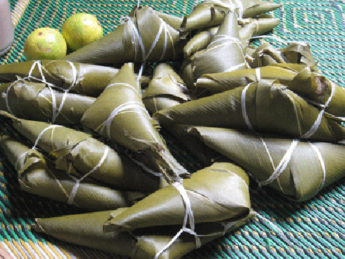 Bánh sừng trâu: Đây là một loại bánh đặc trưng của người dân tộc Cơ Tu, một món ăn không thể thiếu trong các dịp lễ Tết ở vùng cao Sapa. Ngoài tên gọi là bánh sừng trâu thì người dân Sapa còn gọi với tên khác là bánh cuốc.