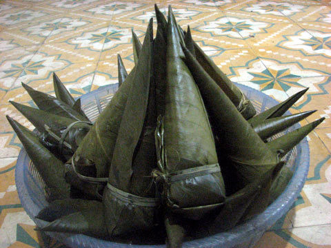 Tương tự như bánh tẻ của người miền xuôi nhưng bánh sừng trâu lại không có nhân đậu xanh và được gói bằng lá đót. Bánh có nhiều mùi vị khác nhau như: mặn, nhạt, ngọt tùy vào khẩu vị của từng gia đình.