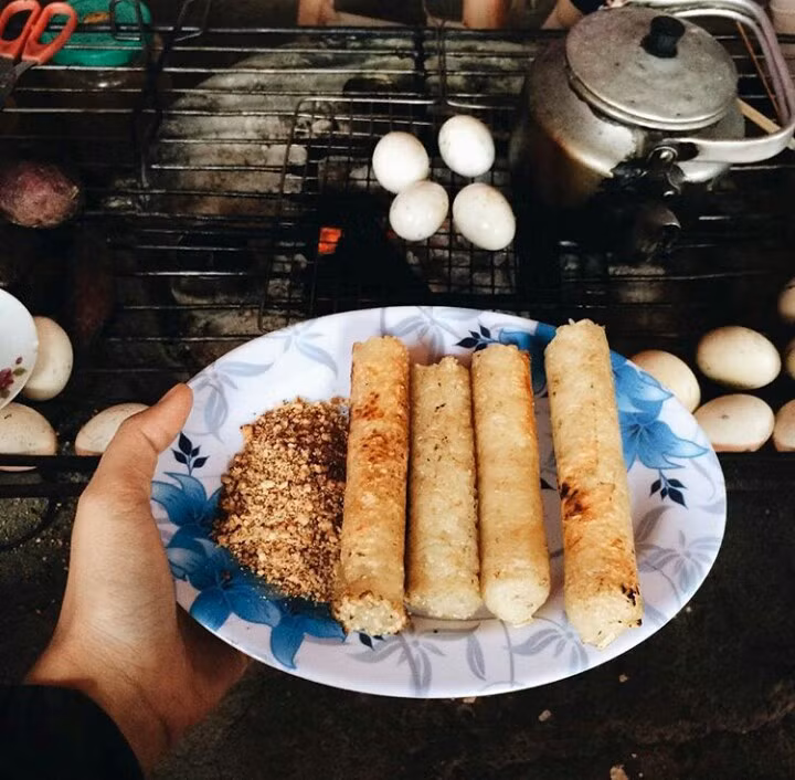 Cơm lam là một món đặc sản dân dã mà người dân Sapa thường dùng để đón tiếp khách quý hay sử dụng trong các ngày lễ hội của bản làng, đặc biệt là trong dịp Tết truyền thống của dân tộc.