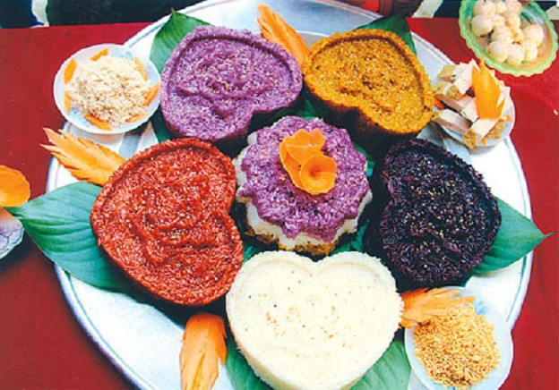 Và xôi ngũ sắc được xem là một trong những món ăn hấp dẫn với hương vị của lá cây rừng, của mùi thơm từ thiên nhiên khiến du khách thưởng thức một lần và nhớ mãi.