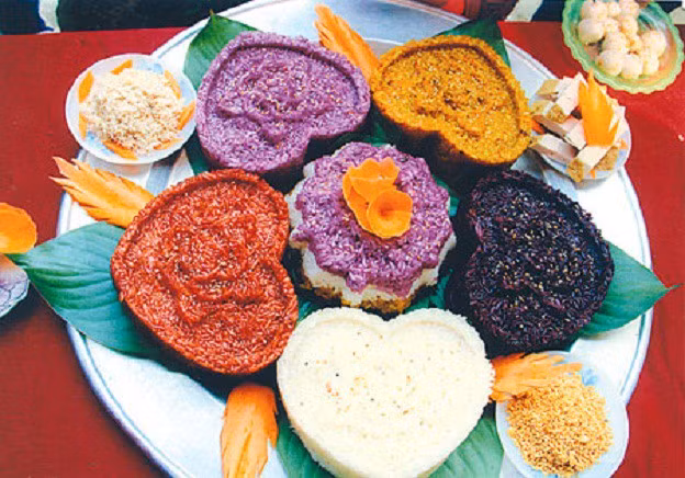 Và xôi ngũ sắc được xem là một trong những món ăn hấp dẫn với hương vị của lá cây rừng, của mùi thơm từ thiên nhiên khiến du khách thưởng thức một lần và nhớ mãi.