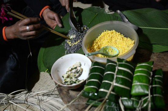 Bánh chưng đen của người Tày là một trong những đặc sản du lịch Sapa chỉ được gói vào dịp Tết và món bánh này được ví như là món ăn “tụ hội tinh tuý của đất trời Tây Bắc”. Bánh chưng đen sở hữu nét độc đáo từ màu sắc cho đến hương vị.