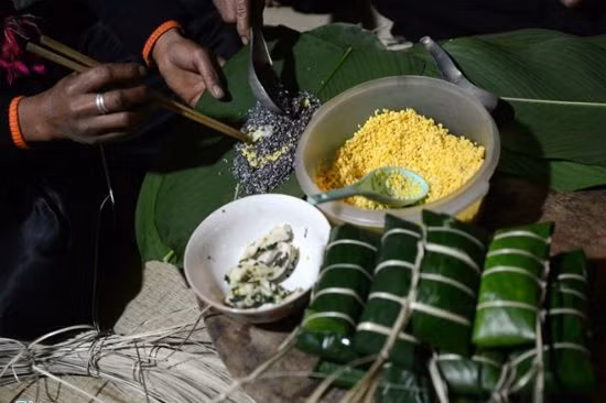 Bánh chưng đen của người Tày là một trong những đặc sản du lịch Sapa chỉ được gói vào dịp Tết và món bánh này được ví như là món ăn “tụ hội tinh tuý của đất trời Tây Bắc”. Bánh chưng đen sở hữu nét độc đáo từ màu sắc cho đến hương vị.