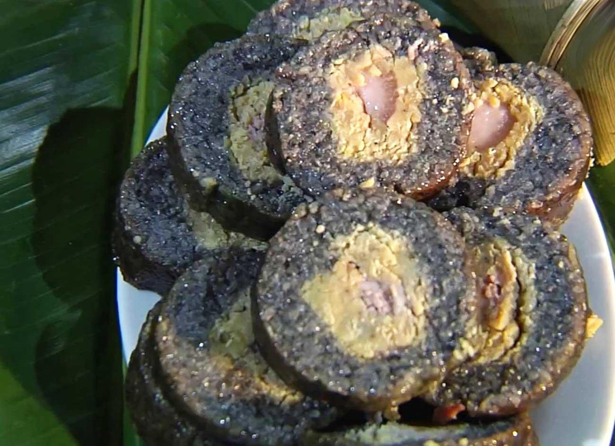 Để có được những chiếc bánh thơm ngon vào đúng dịp Tết, thì người gói bánh phải chuẩn bị đầy đủ nguyên liệu cách nhiều tháng trước. Người ta phải chọn loại nếp ngon nhất với hạt trắng, tròn, đồng thời, lá dong rừng, nếp nương, thịt mỡ, đậu xanh, tiêu và quả thảo cũng được chọn lọc khá kỹ lưỡng để có thể làm nên vị ngon hoàn hảo cho chiếc bánh chưng đen trong mâm cỗ ngày Tết.