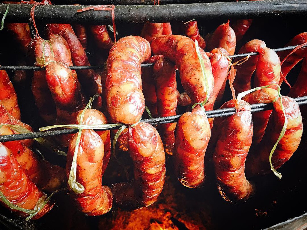 Xúc xích, lạp xưởng hun khói: Nguồn nguyên liệu từ thịt lợn tươi ngon khiến mỗi gia đình người dân ở Sa Pa sáng tạo thêm các món lai rai hợp nhắm rượu. Xúc xích thịt lợn các gia đình sẽ tự làm và hong khói trong bếp, tương tự với lạp xưởng