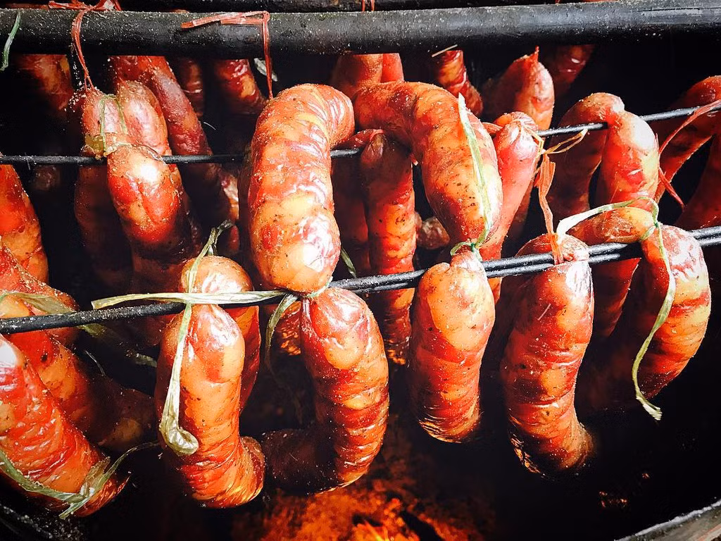 Xúc xích, lạp xưởng hun khói: Nguồn nguyên liệu từ thịt lợn tươi ngon khiến mỗi gia đình người dân ở Sa Pa sáng tạo thêm các món lai rai hợp nhắm rượu. Xúc xích thịt lợn các gia đình sẽ tự làm và hong khói trong bếp, tương tự với lạp xưởng