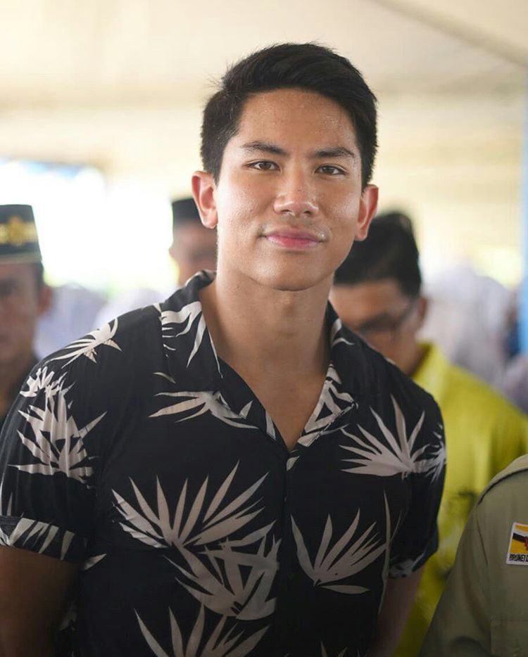 Abdul Mateen diện chiếc áo sơ mi hoa lá đầy lãng tử. Ảnh: Internet. Mời độc giả theo dõi video "Minh Hằng chia sẻ về phong cách thời trang". Nguồn: VTC.