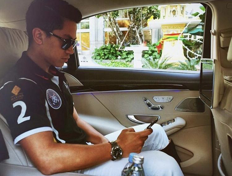 Vốn là người ưa thể thao nên trang phục thường ngày của Abdul Mateen khá đơn giản, năng động như áo phông và quần jeans.