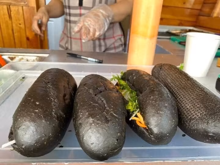 Chiếc bánh mì "bóng đêm" này có giá bán dao động từ 25 - 45K/ chiếc tuỳ loại nhân.