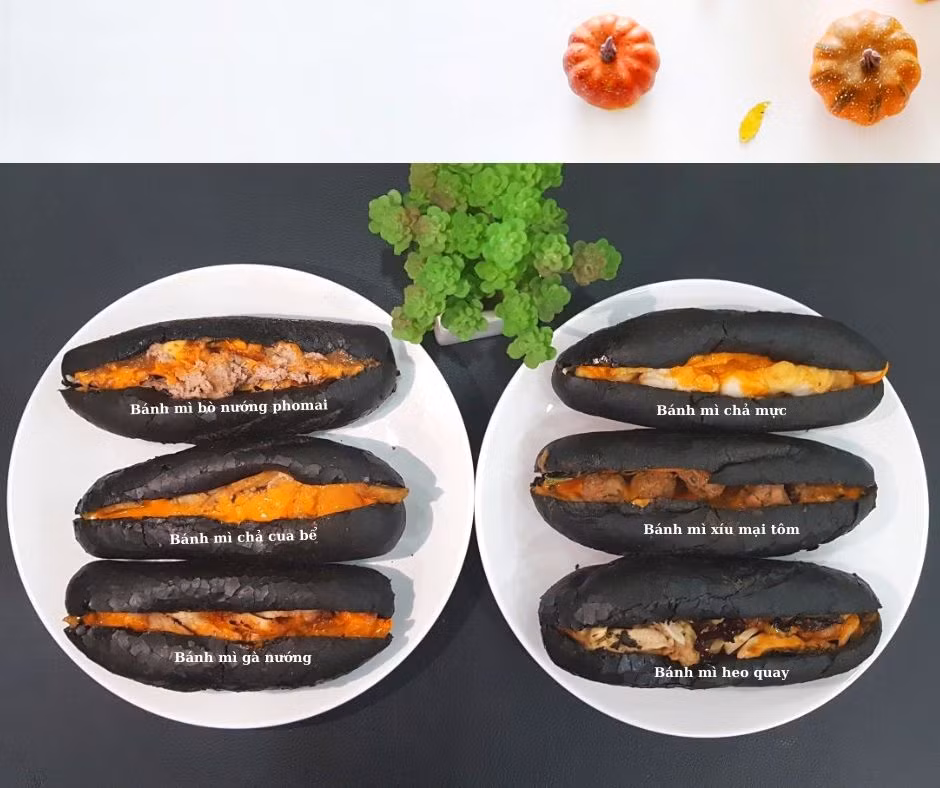 Loại bánh mì đen đặc biệt này được bán tại một cửa hàng thuộc phường Hòn Gai, TP. Hạ Long, Quảng Ninh.